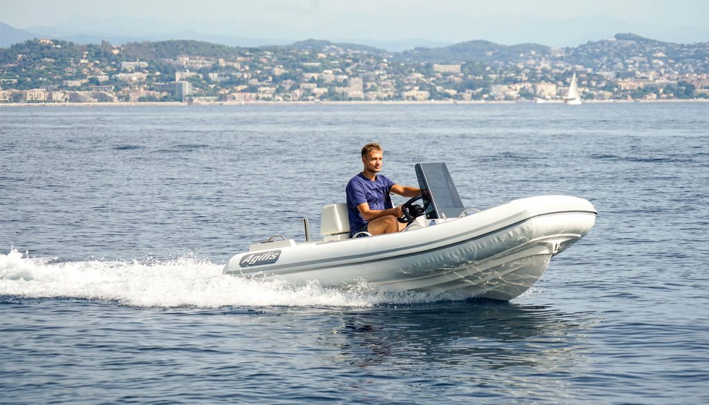Agilis 330 - boat with water propulsion system